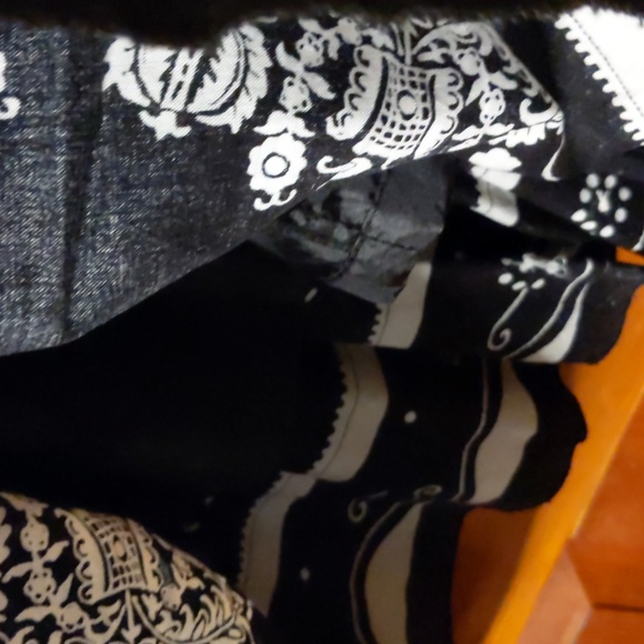 Ladies circle skirt w/ bling bling, elastic waist, satin lining. Black and white - Picture 5 of 5